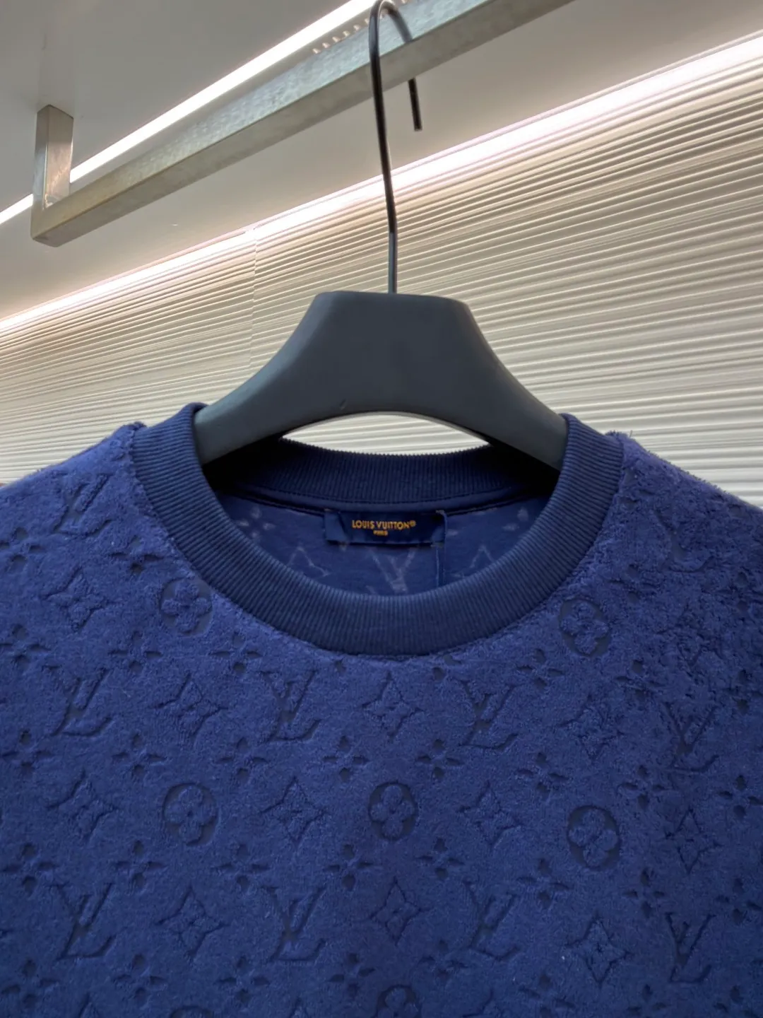 LOUIS VUITTON embossed terry short sleeves ●Original version: Purchased and developed at 9350 ●Item number: 1682411-A00 ●Fabric: terry luxury terry fabric ●Technology: embossed jacquard production ●Color: navy ●Version: fitted version ●Weight: about 340 grams ●Size: S-M-L-XL ●Description: Customized soft cotton blended terry luxury terry fabric with clear texture Plump and lazy, comfortable and close to the skin, with navy blue as the main tone, as calm and profound as the deep sea, the full-width Monogram embossing makes a stunning appearance. It is a gorgeous bloom of Louis Vuitton's classic elements. It is fully recognizable and interprets unparalleled fashion style. The suit is worn for worry-free wear. Three-dimensional relief jacquard technique uses a high-density electronic jacquard machine to achieve the Monogram three-dimensional effect through the "positive and negative layer weaving method". Apply heat pressure to the fabric locally using a customized mold to hot-melt the fibers in specific areas. The permanent embossed contour infrared positioning cutting machine achieves precise positioning of materials through infrared emitters and infrared receivers. The accuracy can reach the micron level, thereby meeting the effect of Monogram alignment and high-precision cutting. The fabrics have been washed and have a better hand feel and texture. They are not easy to deform, shrink or fade, and maintain long-term beauty. The overall wiring is straight and delicate, the fabric is comfortable and soft, and the color is consistent without color difference. It can be matched with the same style to create a fashionable look and control various occasions. Customized accessories, complete with three standards, same style for men and women!